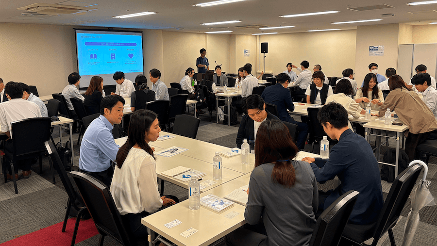 アイスブレイクで自己紹介を行う各テーブルの様子
