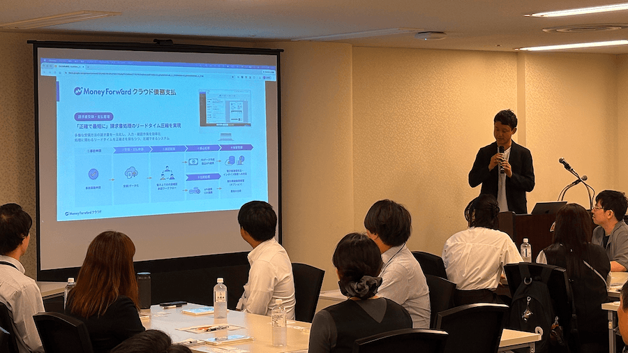 クラウド債務支払のプロダクトマネージャーが開発予定機能を紹介する様子