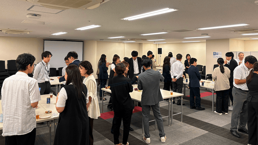 懇親会で歓談する参加者と開発メンバー