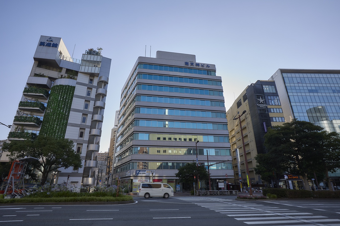 裏手に駐車場が併設